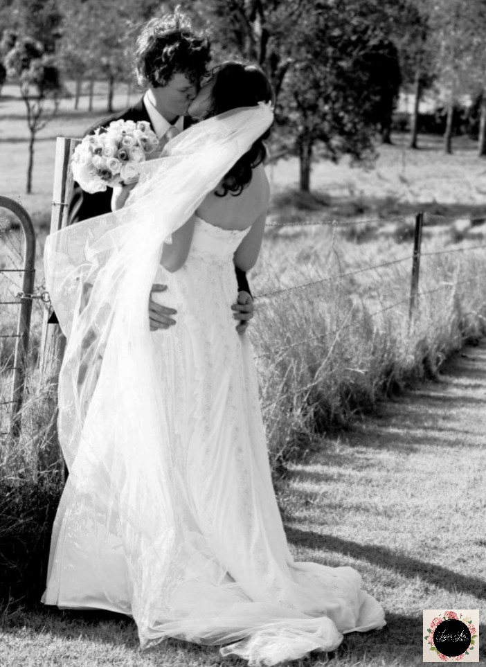 #firstkiss #laurenamiphotographs #friendships #naturallight #groominspiration #groomstyle #quirkyweddingideas #kiss #Australia #bridalbeauty #vail #wow #